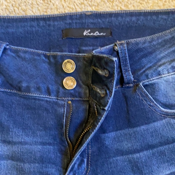 KanCan Wms Jeans. Size 9/ 28. Dark jeans. Distressed detail. GREAT CONDITION. - Picture 2 of 10